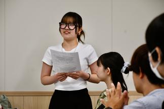 グループでの意見を発表する学生