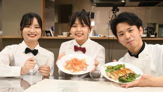 進行担当の大塚さん(左)、伊藤さん(中央)