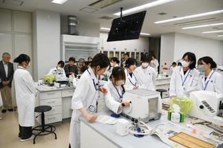 実習では複数の教員により、きめ細かな指導が行われる