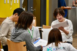 学生たちのサポートでチームごとにメニューを考えます