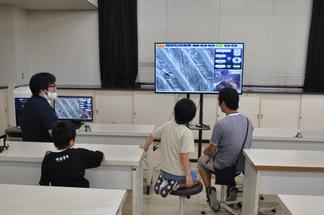 持ち寄ったものを電子顕微鏡で観察