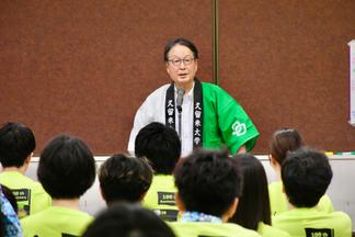来賓を代表して挨拶をする安陪常務理事