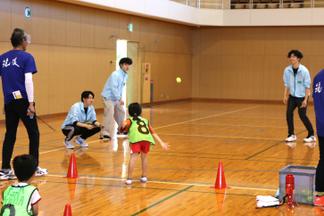 学生たちが測定の準備をして見守ります