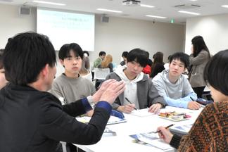 リラックスした中でも真剣に聞く学生