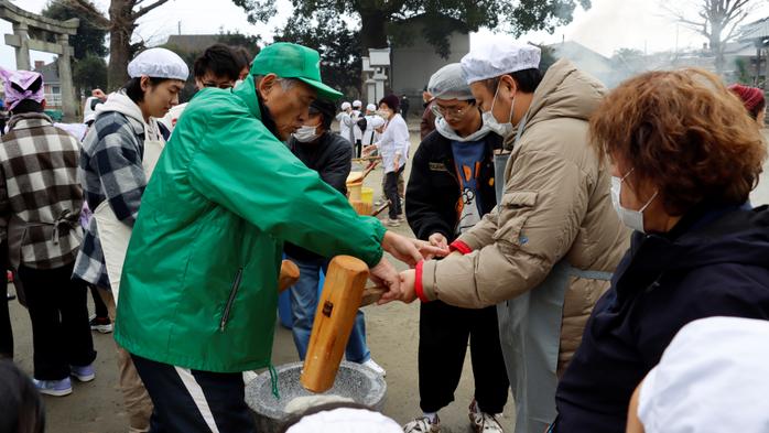 留学生がふれあい餅つき大会で地域住民と交流