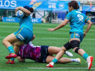 本学の女子ラグビー愛好会のユニフォームで出場