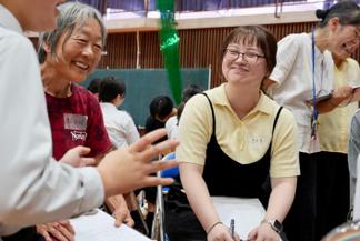 対話をサポートする学生