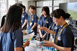 受付で参加者を迎えるスタッフ