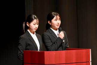 文学部情報社会学科3年柳井美佑さん(写真右)