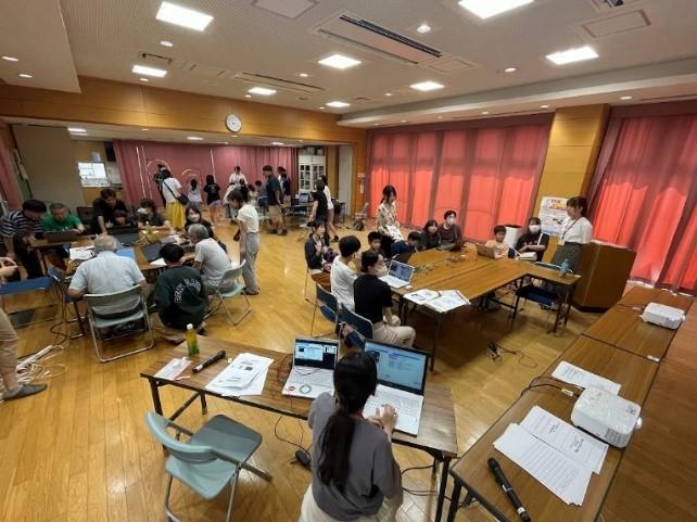 会場を分割して同時に3つのプログラミング講座を開催(手前がマイクロビット、奥がドローン、左が JavaScript)