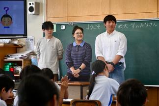 子どもたちに挨拶をする留学生たち
