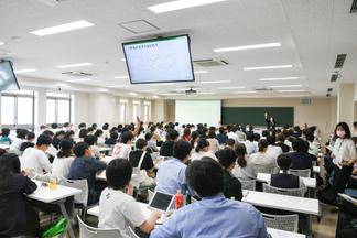 満員となった文学部心理学科の模擬講義