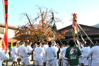人形がぶつかる音や掛け声に圧倒されます
