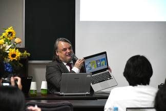 現地のアーティストによる「どのようなことをすればどのような日常に戻れるのか」を表現したイラストを手に