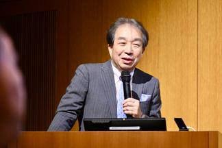 講演をする内村学長