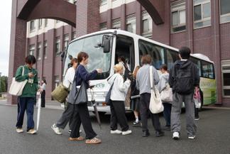 大学からスクールバスで出発