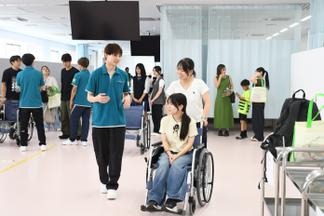 車椅子の介助に挑戦