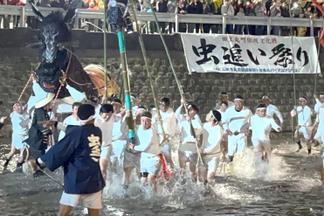 川の中を勢いよく走り抜けます