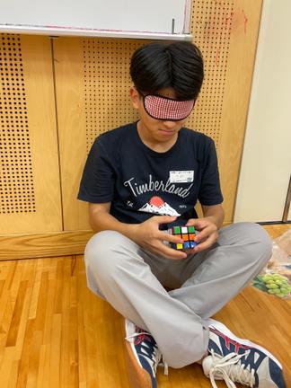 触覚パターン付きルービックキューブで、目ではなく、指先で考えるという発見!