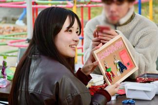 久留米絣と八女手漉和紙を使ったイニシャルストラップ作り