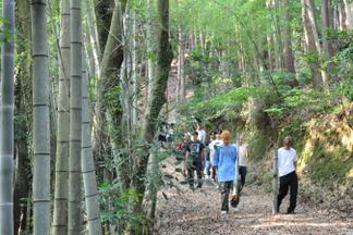 重い竹を持って下山