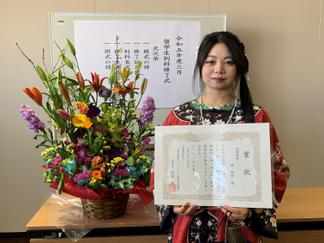 久留米観光コンベンション国際交流協会による「久留米日本語学校等留学生表彰」を受けた鐘さん