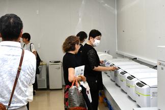 生化学実習室での遠心機をなでなで