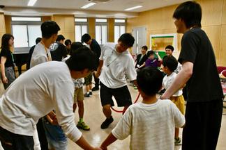 フラフープくぐりに挑戦