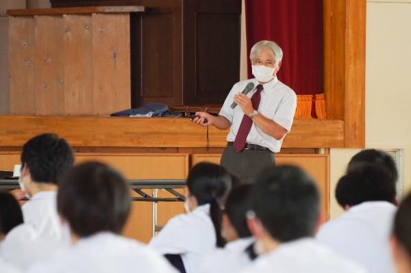 先端癌治療研究センター所長の山田亮教授の講義の様子