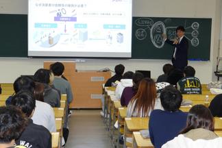 協会の江上英介さん(公認会計士)による講演の様子