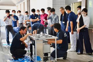 給湯器の使用方法について説明を受ける参加者