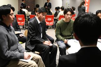 真剣に話を聞く学生