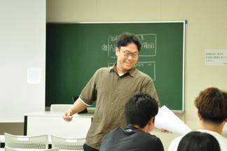 演習をサポートする井下田氏