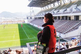 AEDを携行し観客席を巡回