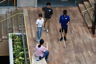 実際に学生が、中高生へ実演して体験