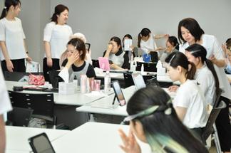 メイクの基本から教えていただきました