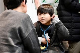 お腹の音を聴診器で聴いてみよう