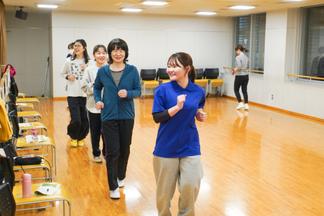 会話のできるペースで鏡でフォームをチェック