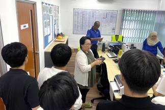 社内見学の様子(オフィス業務)