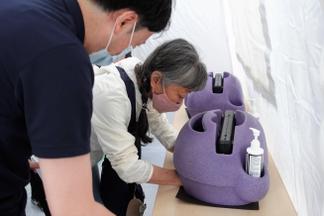 ブラックライトで洗い残しをチェックします