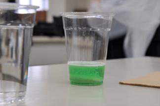 アワビの殻を酸性液につける