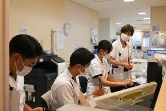 ナースステーションで説明を受ける様子