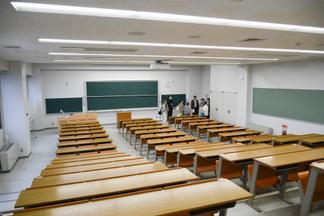 多くの人数を収容できる講義室