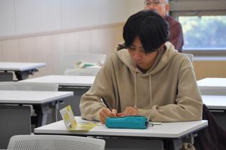 メモを取りながら参加する学生