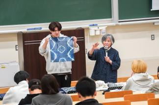 さまざまな絣の技法を説明する田中氏