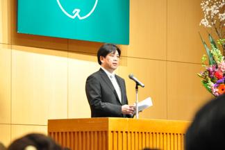 式辞を述べる山本健医学部長
