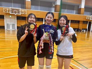 ベストプレイヤー賞を受賞した３人（左から中島さん、田中さん、上野さん）