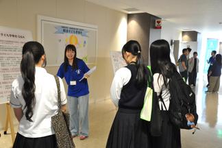 在学生スタッフが施設を案内しました