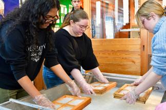 手すき和紙づくりを体験