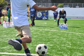 学生自作のピンを使ったサッカーボウリング